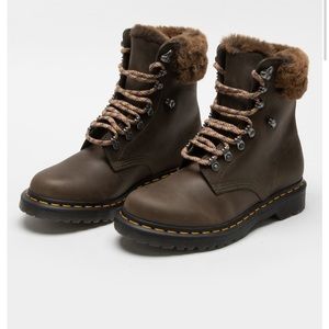 NWT DR MARTENS 1460 Serena Collar Faux Fur Boots size 5